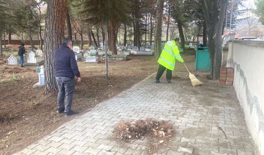 Taşova Belediyesinden mezarlık temizliği