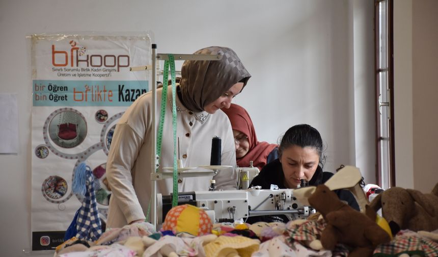 Trabzon'da kadınlar atık kumaş parçalarını oyuncağa dönüştürüyor