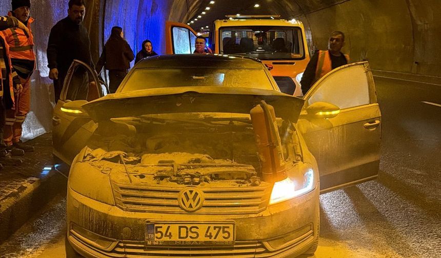 Bolu Dağı Tünelinde seyir halindeki otomobil yandı
