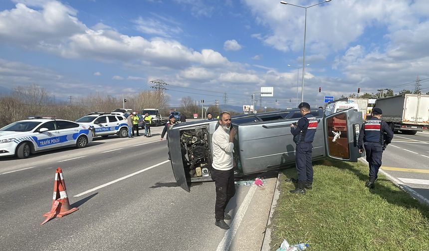 Bolu'da kamyonla çarpışan otomobildeki 6'sı çocuk 9 kişi yaralandı