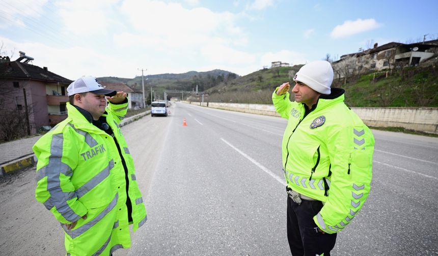 Down sendromlu Fırat emniyetin 'gönüllü personeli' oldu
