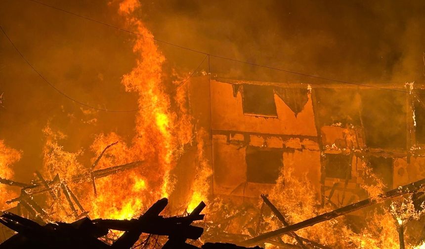 Karabük'te 2 katlı ahşap ev ve odunluk yandı