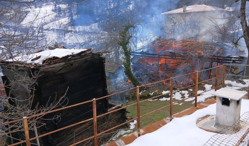 YANGIN, 2 EV KULLANILAMAZ HALE GELDİ