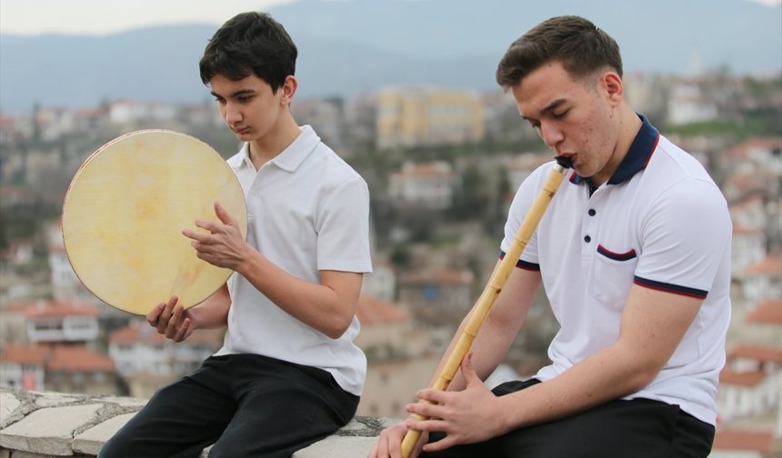 Lise öğrencileri geleneksel Türk müziğinin 'gönüllü kültür elçisi' oldu