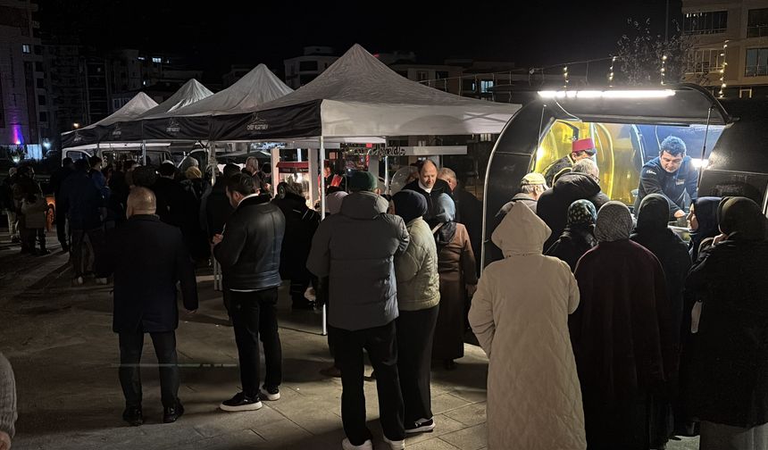 Samsun'da teravih namazı sonrası vatandaşlara ikramda bulunuldu