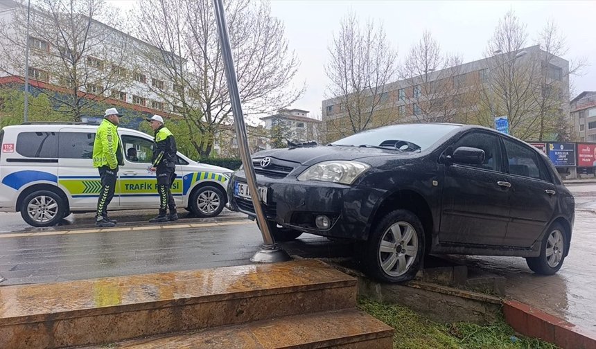 Amasya'da kontrolden çıkan otomobil durakta bekleyenleri korkuttu