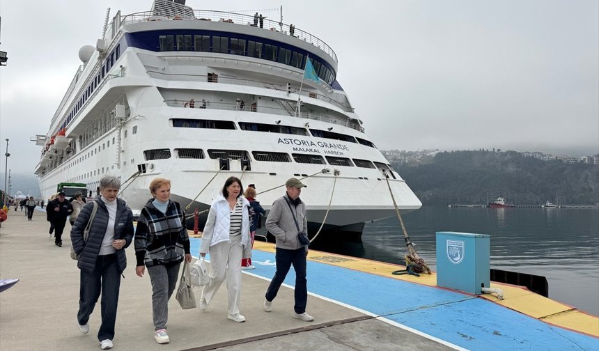'Astoria Grande' kruvaziyeri 874 yolcusuyla Amasra'ya geldi