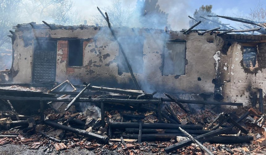 Boğazkale'de yangın çıkan ev kullanılamaz hale geldi
