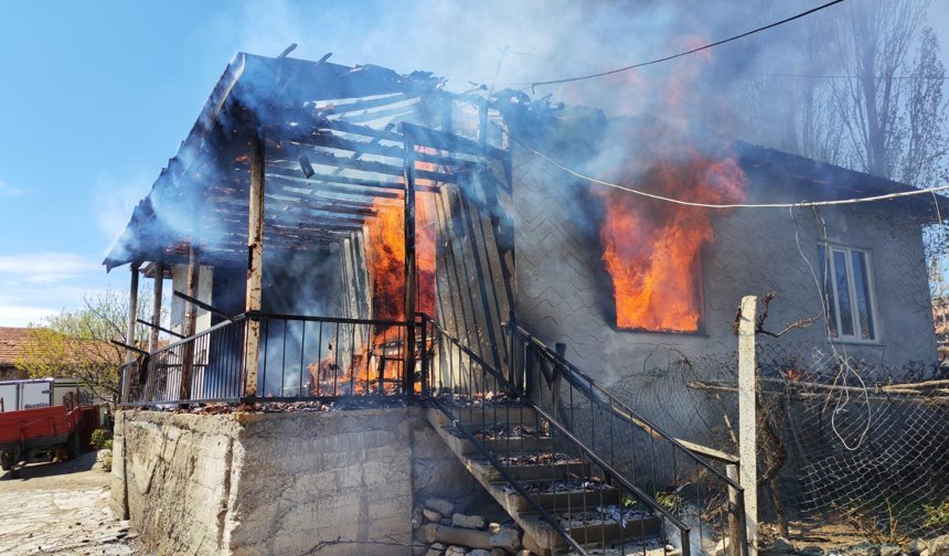 Çorum'da yangın çıkan ev kullanılamaz hale geldi