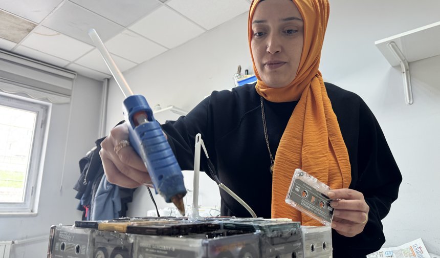 Eski müzik kasetleri 'sıfır atık' anlayışıyla tavan abajuruna dönüştürüldü