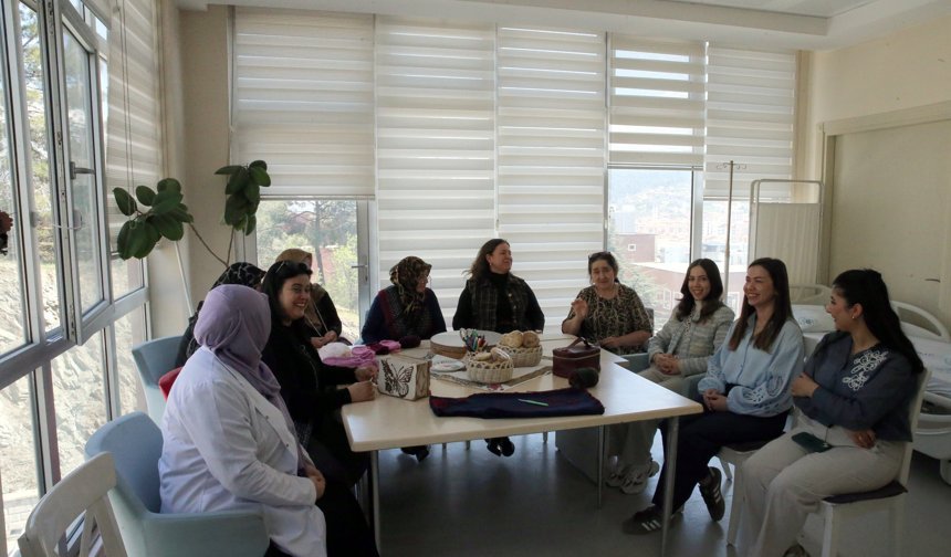 Hastanede açılan kurslar hasta ve yakınlarına moral oluyor