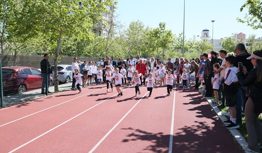 İzmir'de çocuklar 'koşamayan arkadaşları' için koştu