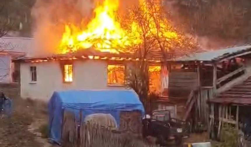 Ladik ilçesinde çıkan yangında ev kullanılamaz hale geldi