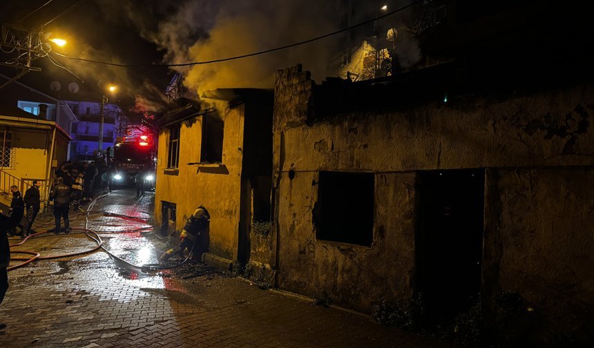 Ordu'da çıkan yangında 2 katlı ev kullanılamaz hale geldi
