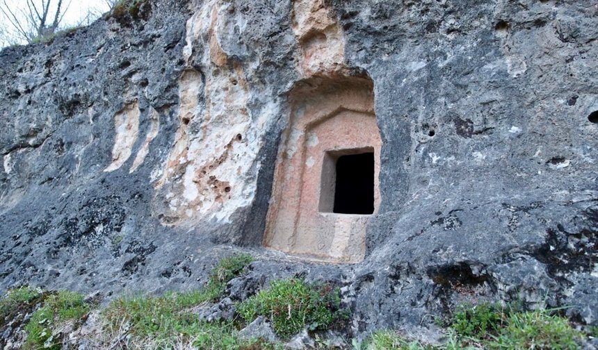Ordu'daki Tikenlice Kaya Mezarları ziyaretçilerin ilgisini çekiyor