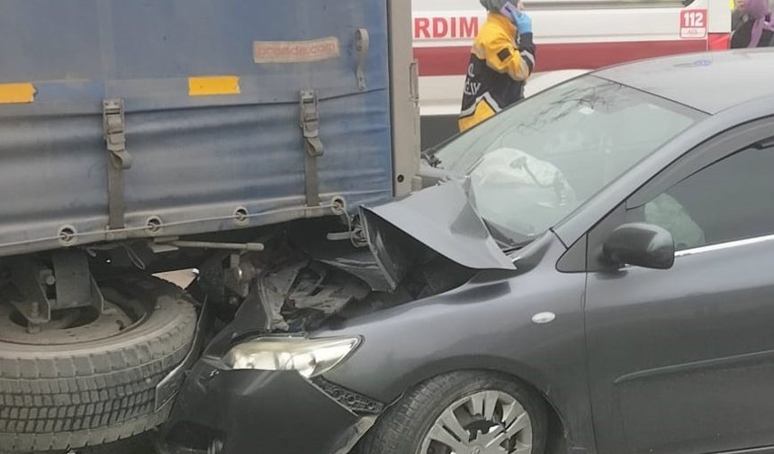 Samsun'da park halindeki tıra çarpan otomobildeki 5 kişi yaralandı