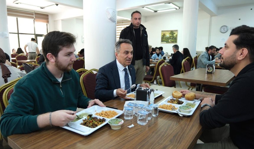 TOGÜ Rektörü Yılmaz, yemekhanede öğrencilerle bir araya geldi