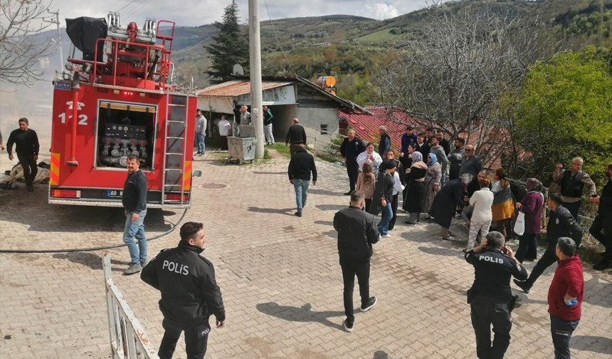 Tokat'ta iki katlı evde çıkan yangında 2 kişi dumandan etkilendi