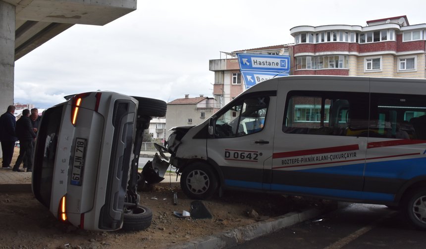 DOLMUŞ MİNİBÜSLÜ KAZA 4 YARALI