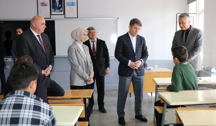 Vali Bakan'dan Gümüşhacıköy'de okul ziyareti
