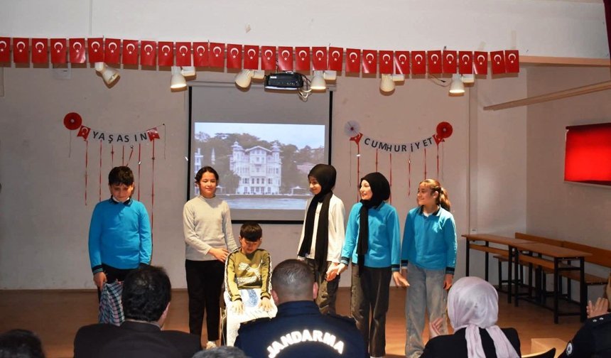 Yeşilyurt Kaymakamı Altın, köy okulunda tiyatro gösterisini izledi