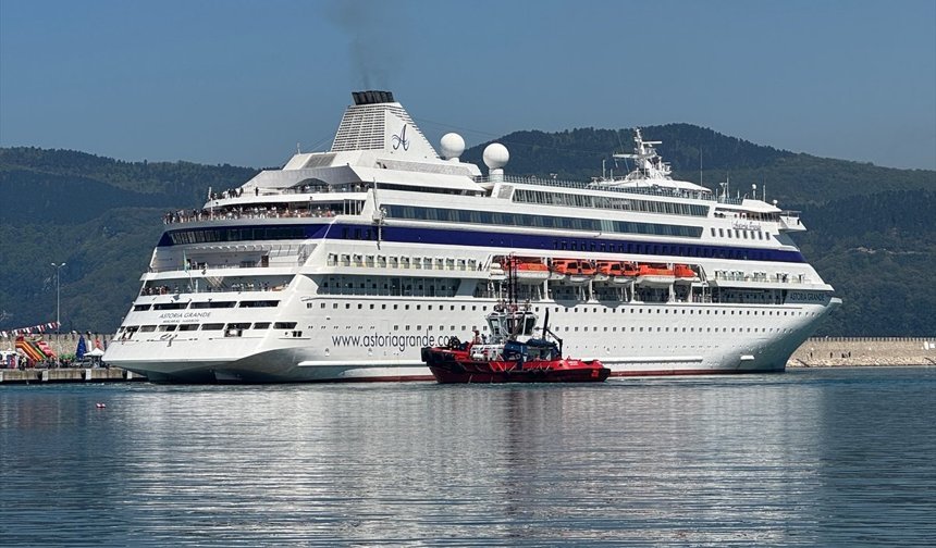 'Astoria Grande' kruvaziyeri 808 yolcusuyla Amasra'ya geldi