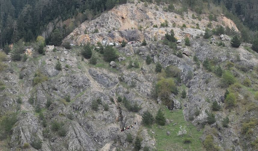 Gümüşhane'de uçuruma yuvarlanan motosiklet sürücüsü öldü, yolcu yaralandı