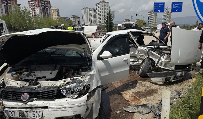 Kastamonu'da iki otomobilin çarpıştığı kazada 8 kişi yaralandı
