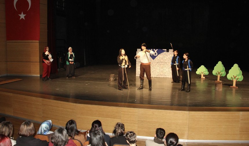 'Köroğlu Destanı' Sinop'ta lise öğrencilerince tiyatro sahnesine taşındı