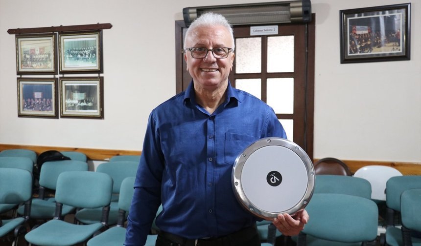 Ritim grubu üyeleri darbuka çalarak stres atıp sosyalleşiyor