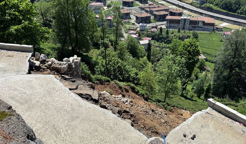 Rize'de istinat duvarının yıkılması sonucu mahalle yolu ulaşıma kapandı