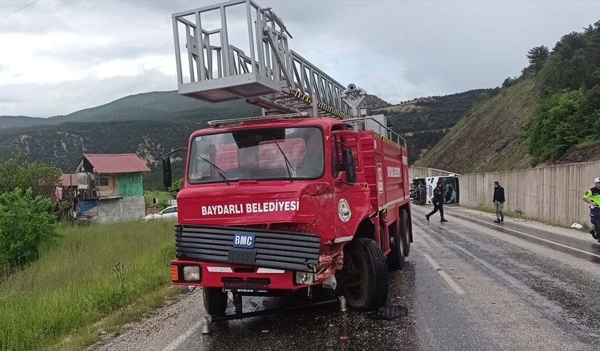 Tokat'ta cenazeden dönenleri taşıyan midibüs devrildi, 4 kişi yaralandı