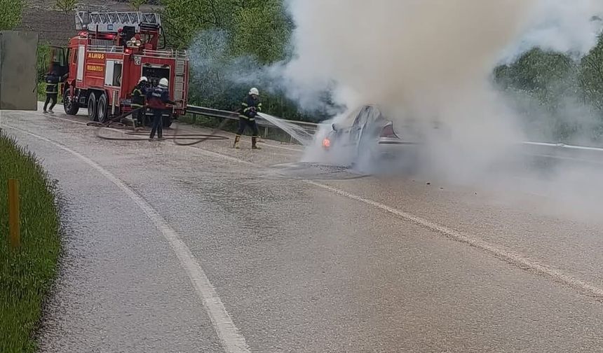 Tokat'ta çıkan yangında otomobil kullanılmaz hale geldi
