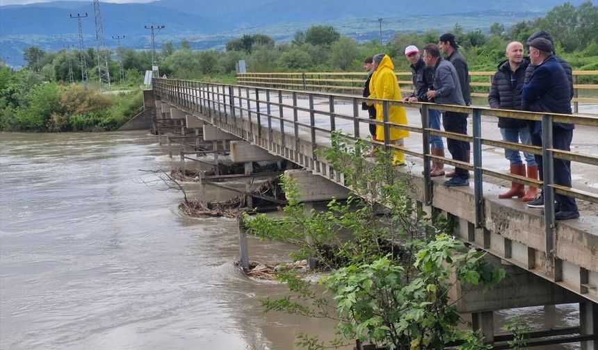 Tokat'ta Kelkit Çayı'na düşen 2 kişiyi arama çalışmaları sürüyor
