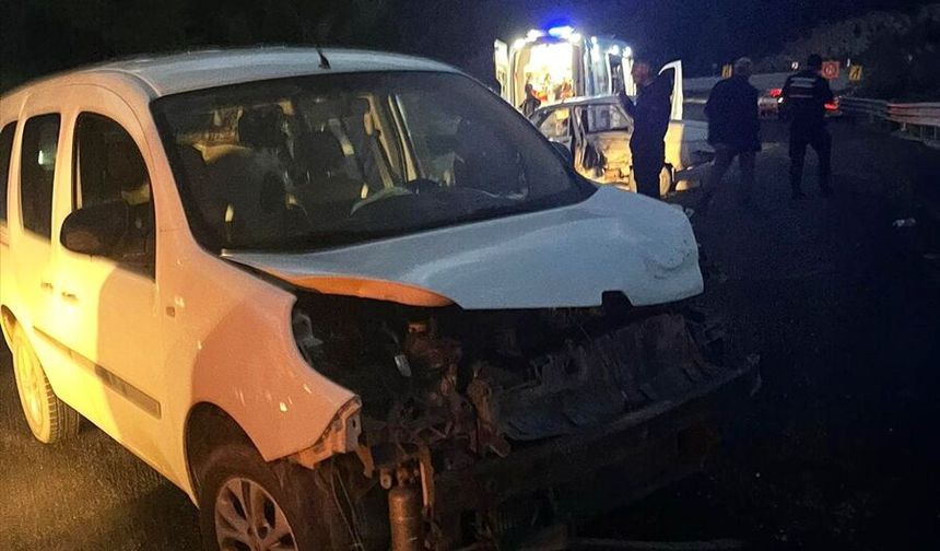 Tokat'ta otomobil ile hafif ticari aracın çarpıştığı kazada 8 kişi yaralandı