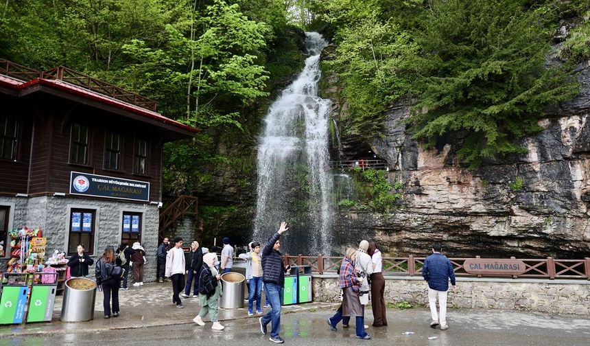 Trabzon'daki Çal Mağarası'nda bayram tatili yoğunluğu yaşanıyor