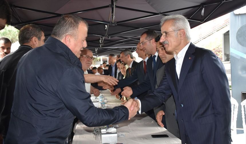 Ulaştırma ve Altyapı Bakanı Uraloğlu, Trabzon'da hemşehrileriyle bayramlaştı