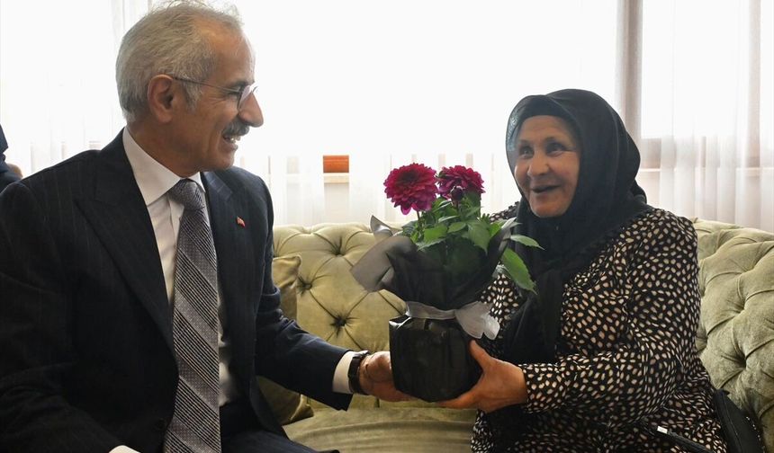 Ulaştırma ve Altyapı Bakanı Uraloğlu Trabzon'da huzurevini ziyaret etti