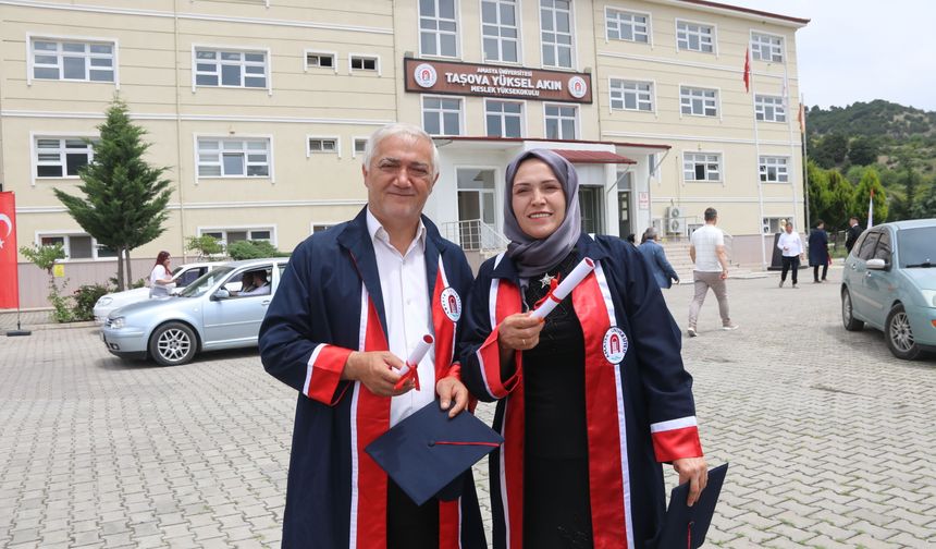 30 yıldır evli çift yüksekokuldan birlikte mezun oldu