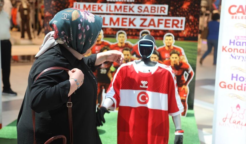 A Milli Futbol Takımı'nın formasını giyen robot CANİKMAN, kadınların üretimine destek oldu