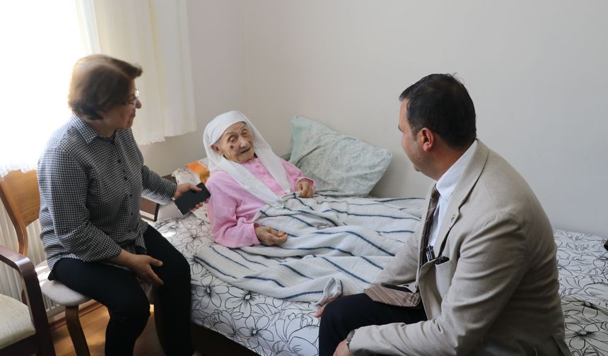 Amasya'da 101 yaşındaki Hacer Doğan'a sürpriz doğum günü kutlaması