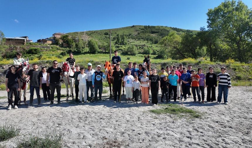 Bayburt'ta DENEYAP öğrencileri atlı spor kulübünü ziyaret etti