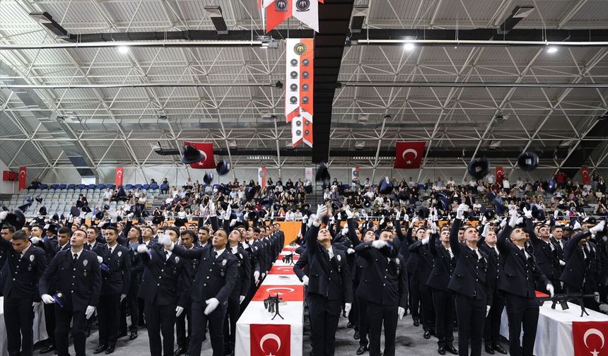 Bayburt'ta eğitimini tamamlayan polis adayları mezuniyet sevinci yaşadı