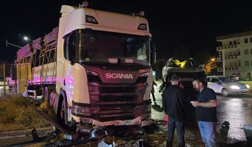 Bayburt'ta kırmızı ışıkta geçen tırın cipe çarpması güvenlik kamerasında