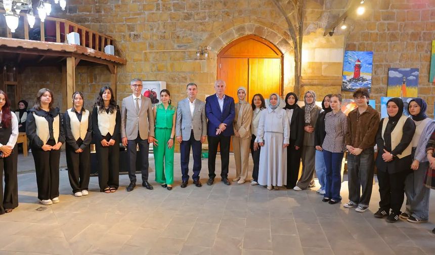 Bayburt'ta lise öğrencileri resim sergisi açtı