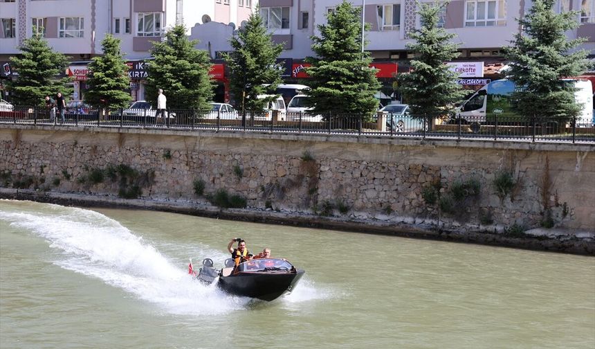 Çoruh Nehri'ndeki jetbot turlarına adrenalin tutkunları ilgi gösteriyor