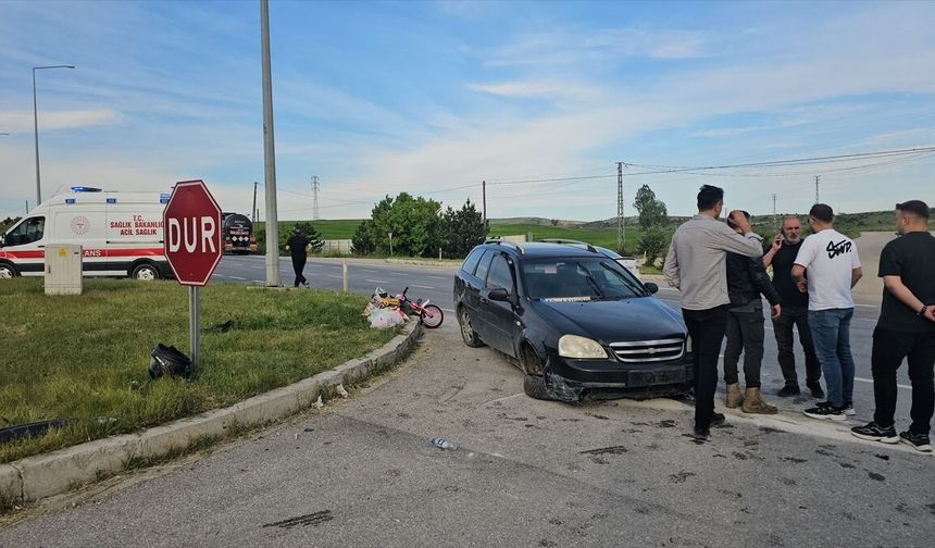 Çorum'da asfalt yüklü tankerle çarpışan otomobildeki 4 kişi yaralandı