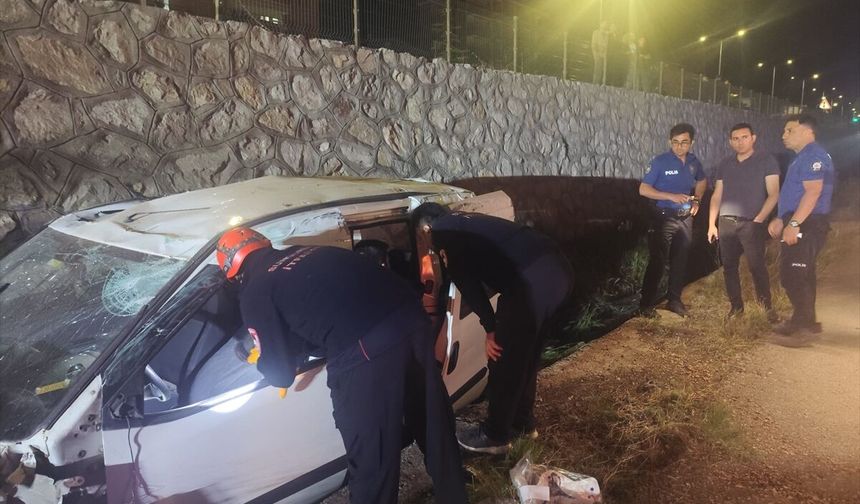 Çorum'da istinat duvarından düşen araçtaki 2 kişi yaralandı