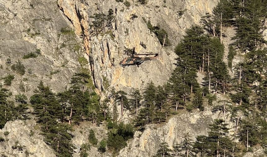 GÜNCELLEME - Çorum'da sarp arazide mahsur kalan kişi askeri helikopterle kurtarıldı