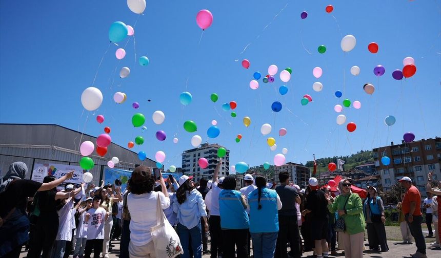Rize'de lösemiyi yenen 9 yaşındaki çocuk için gökyüzüne balon bırakıldı